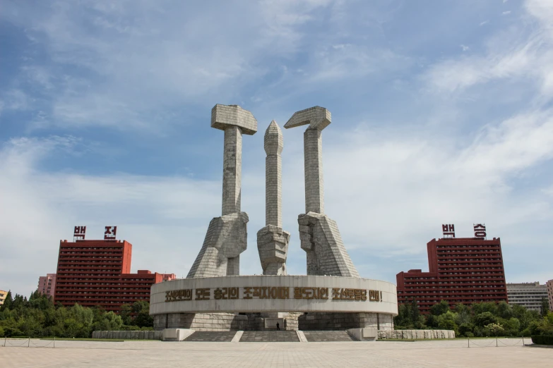 the three huge statues are located near each other