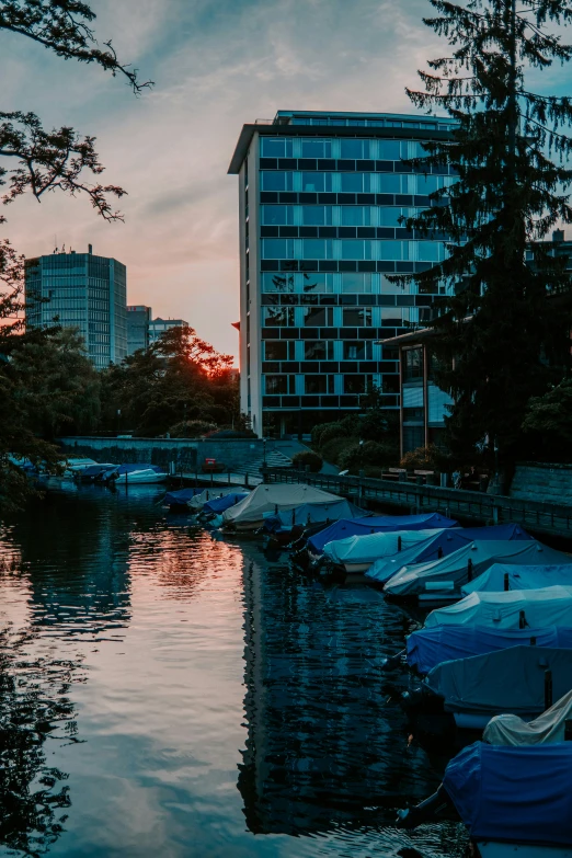 there are several boats parked next to the buildings