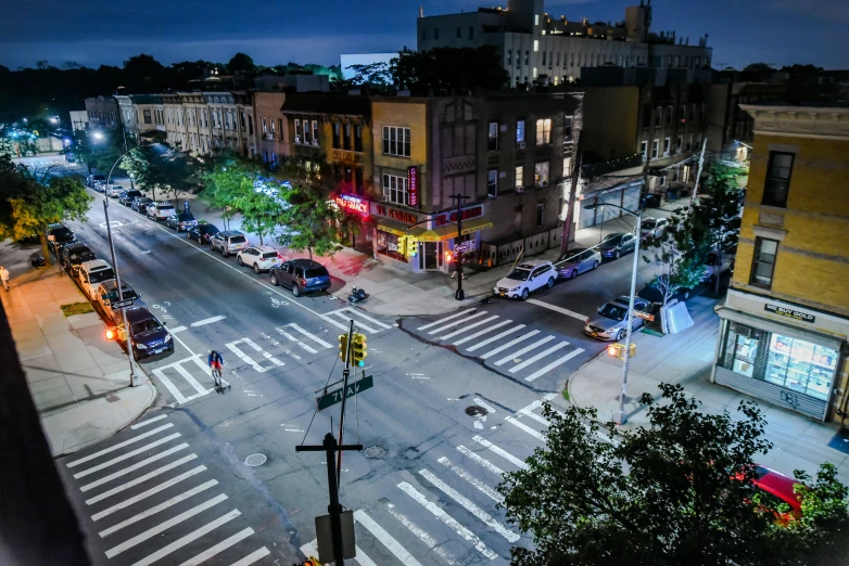 there are street lights in this town at night