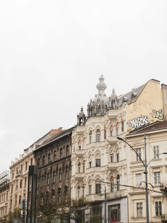 a building that has some graffiti on the front