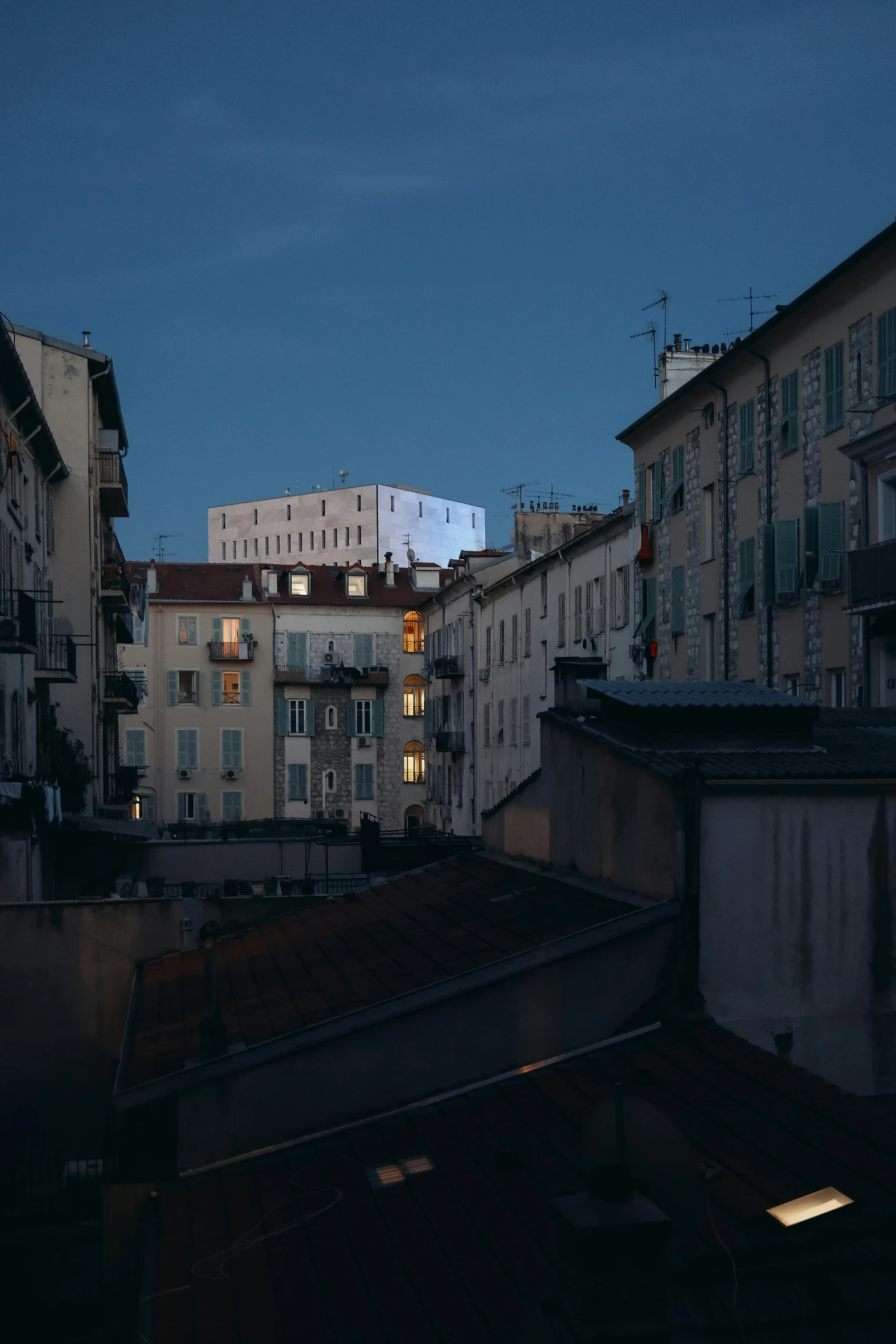 the evening lights of buildings behind a city