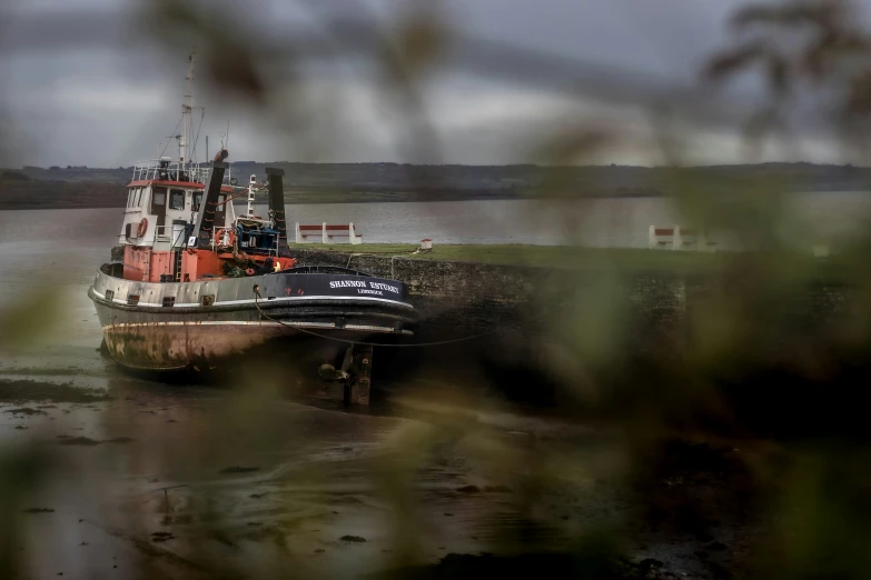 a small boat that is docked at the edge of the water