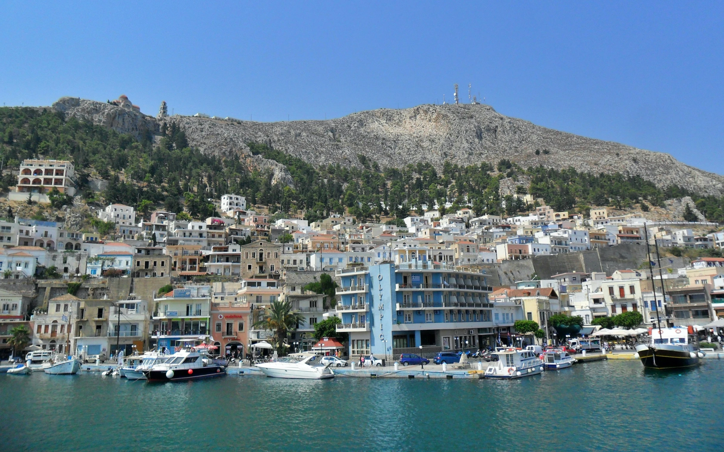 there are boats in the blue water near houses