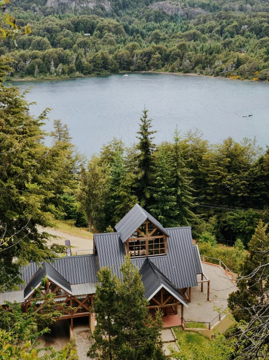 there are many trees and bushes in front of the lake