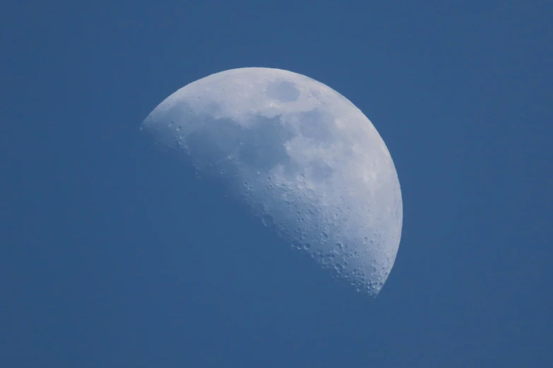 an eclipse in the sky as seen through the clear blue sky