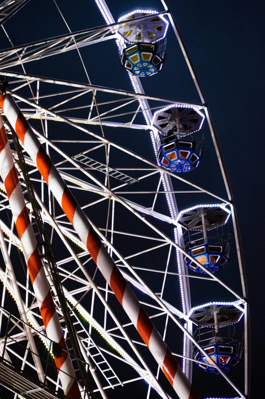 a ferris wheel with some lights on it's side