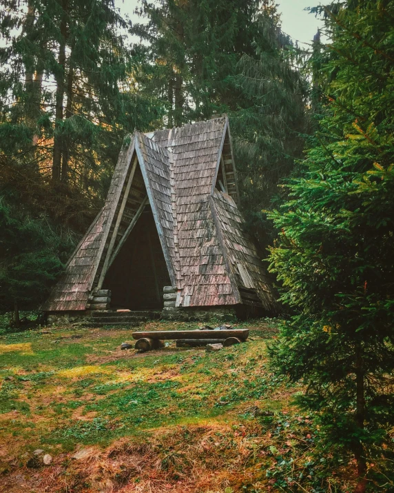 an image of a very old structure that is in the woods
