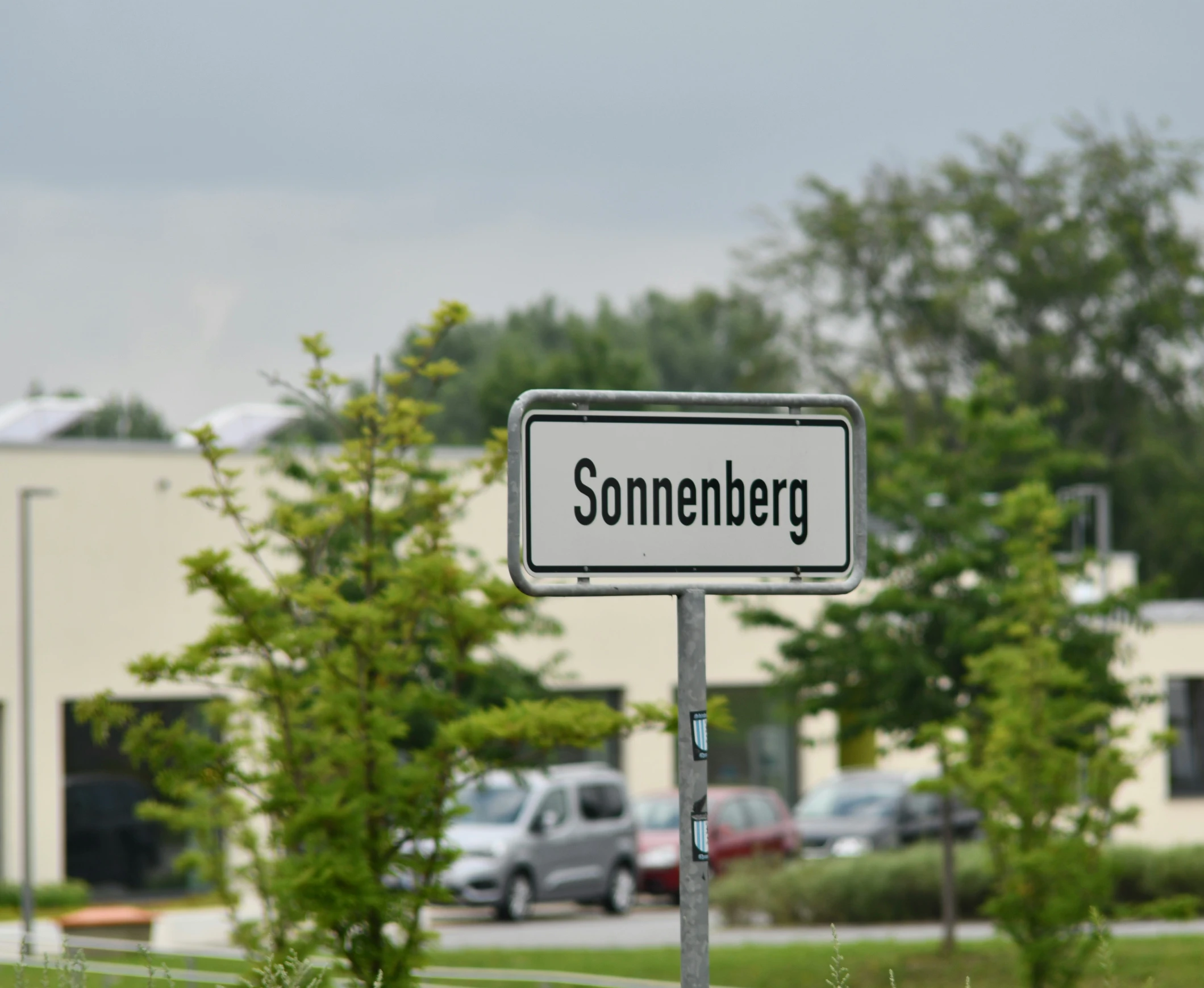 a black and white street sign that reads sommeerg