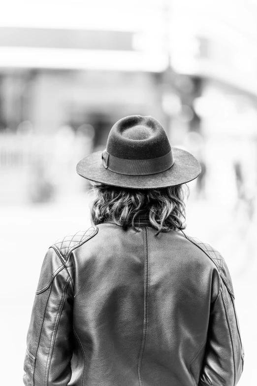 the back end of a person wearing a hat