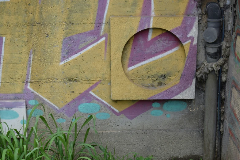 a streetlight near a building with graffiti on the walls