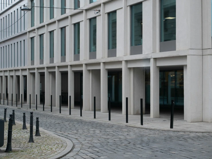 a building that has columns next to it