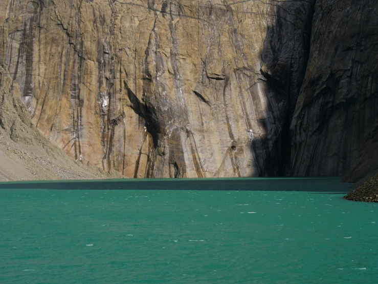 a body of water that is next to a cliff