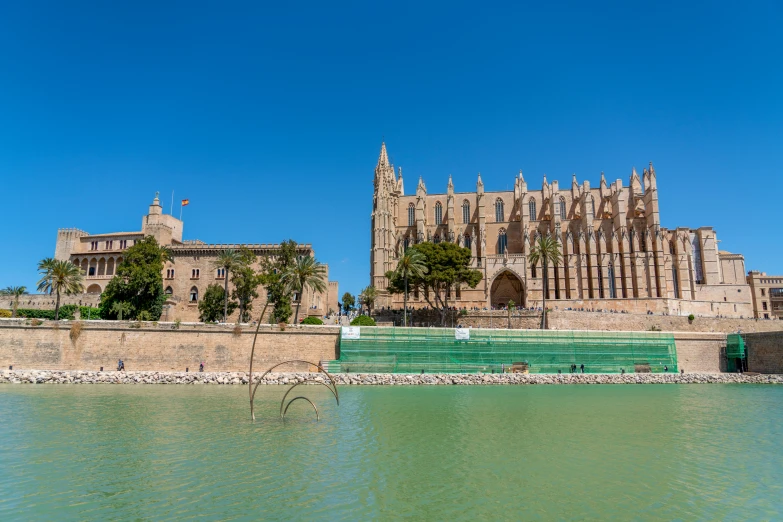 a picture of some buildings next to water