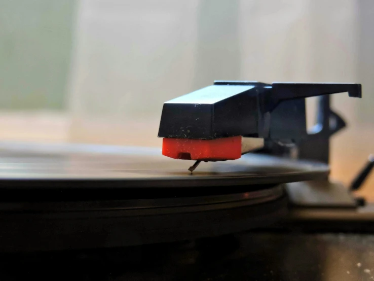an old record player spinning on a turn table