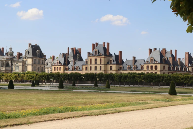 a long view of a large building that is outside