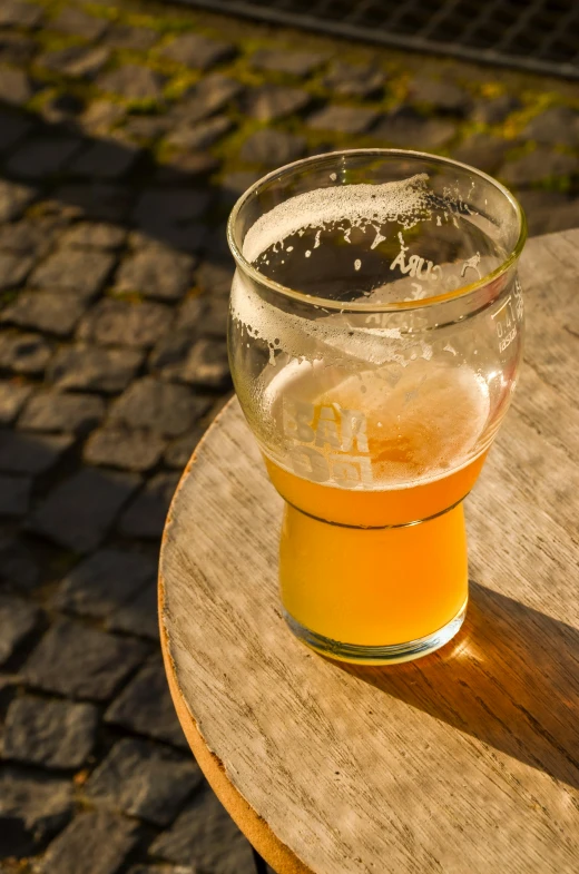 the beer is sitting on the table with the light shining on it