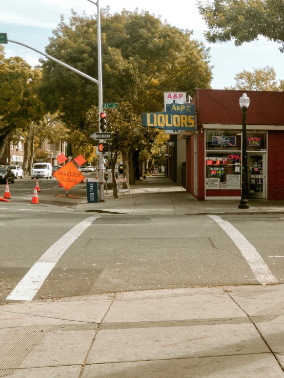 there is an orange sign at the intersection that reads liquor