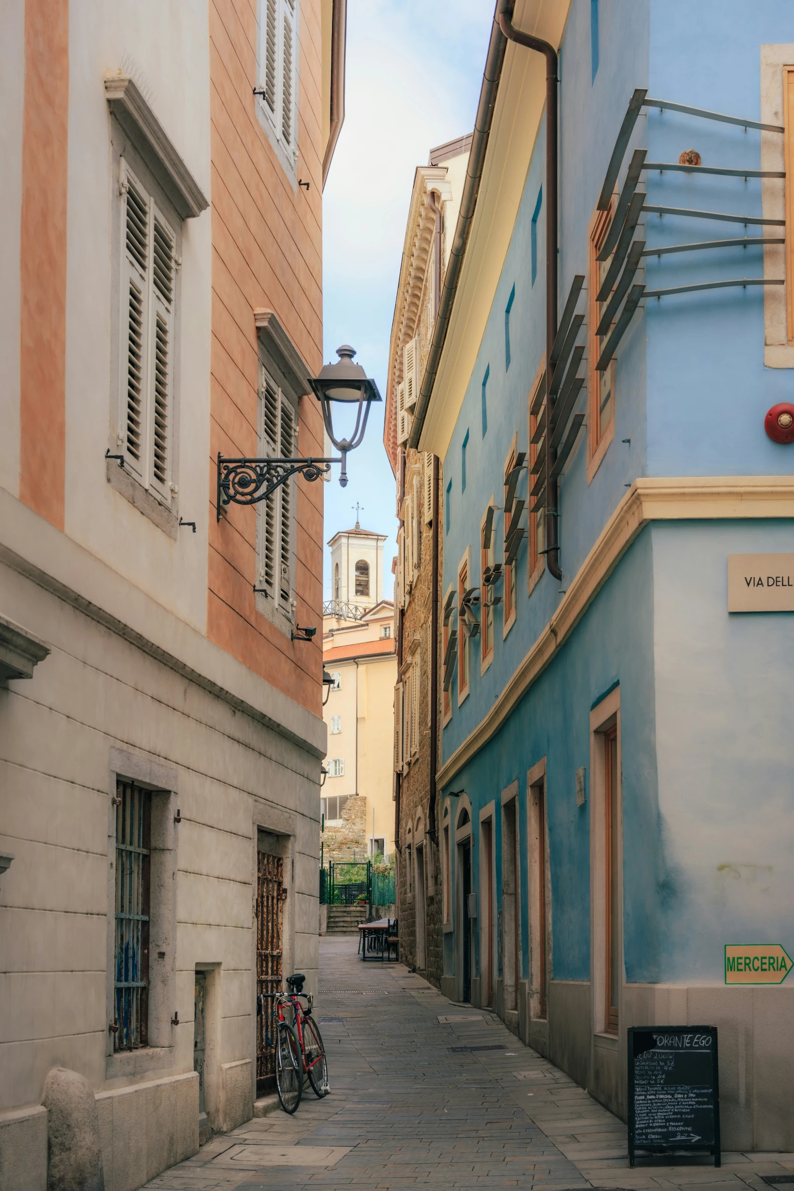 some tall buildings along a cobblestone alleyway