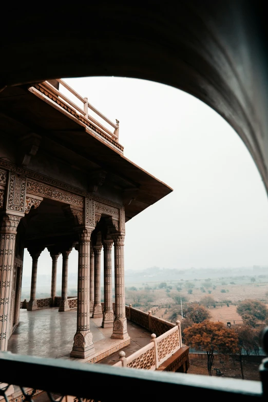 an outdoor area with lots of pillars, arches and arches in it