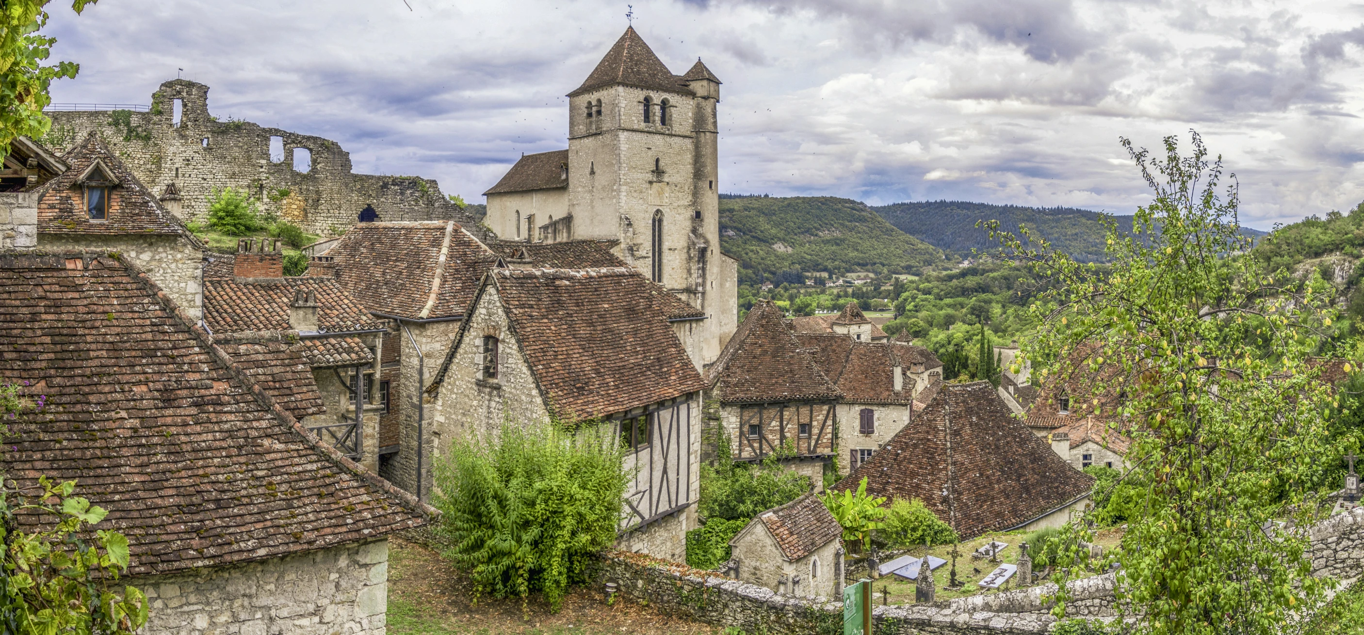 an old stone house is seen in this picture