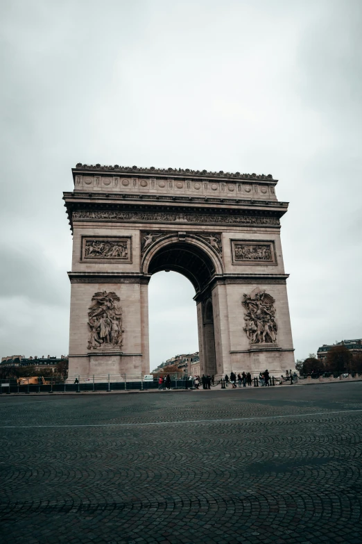 an arch with many statues on the side of it