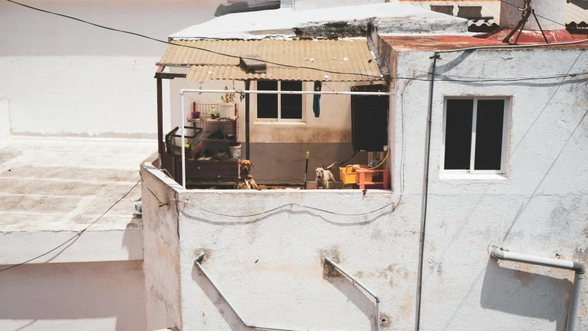 a small building with no top on the roof