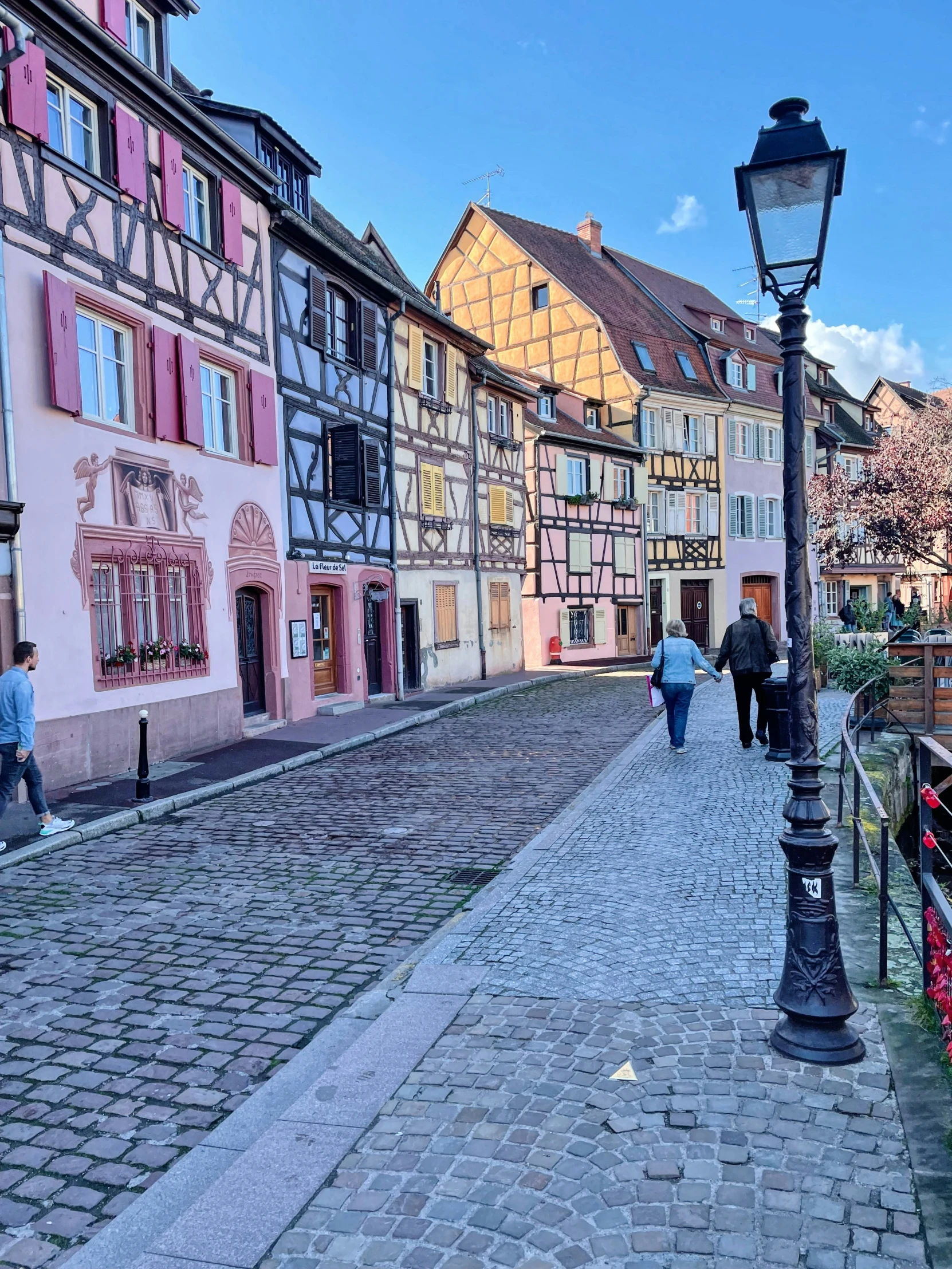 there are many different buildings along this street