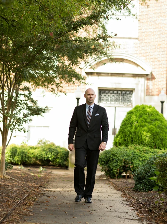 a man is dressed in black for a wedding