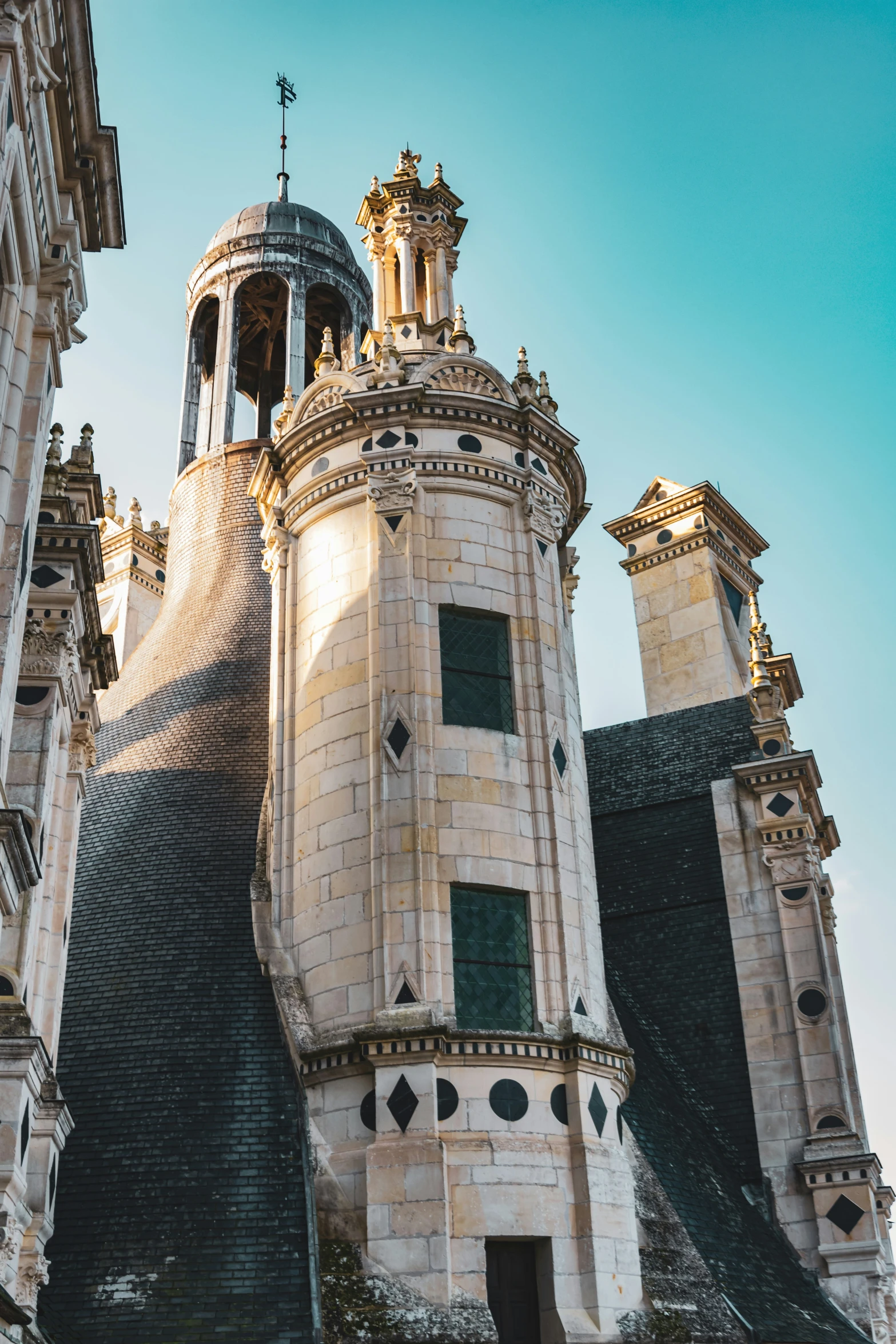 an ornate building has intricate designs in the corner