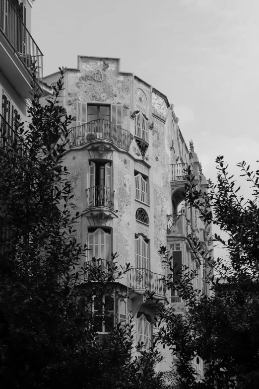 this is an apartment building in black and white