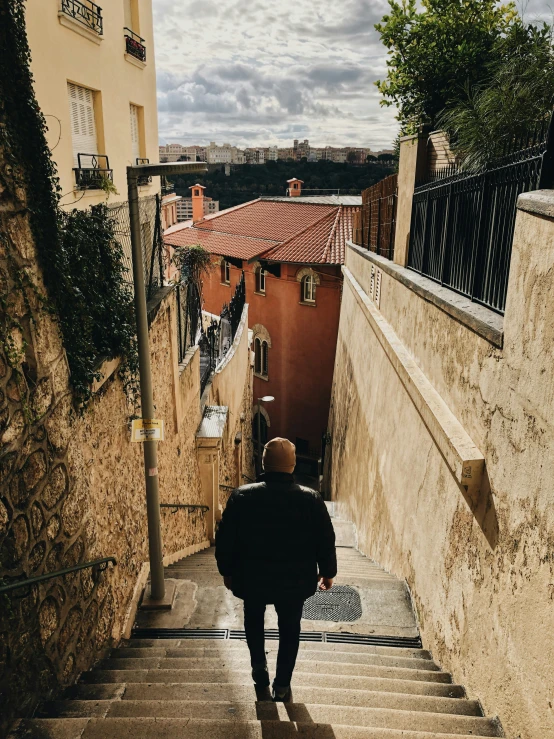 a man is hiking down the stairs to an apartment