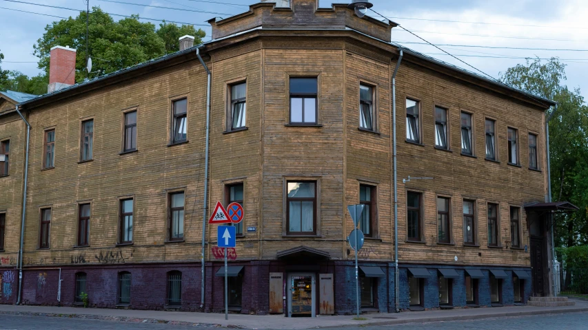 an old building that is sitting in the middle of the street