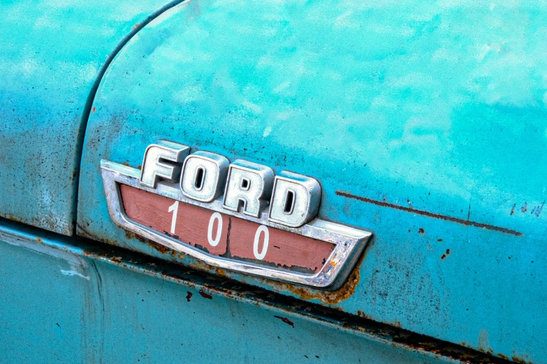 an old, vintage ford car with the licenseplate removed