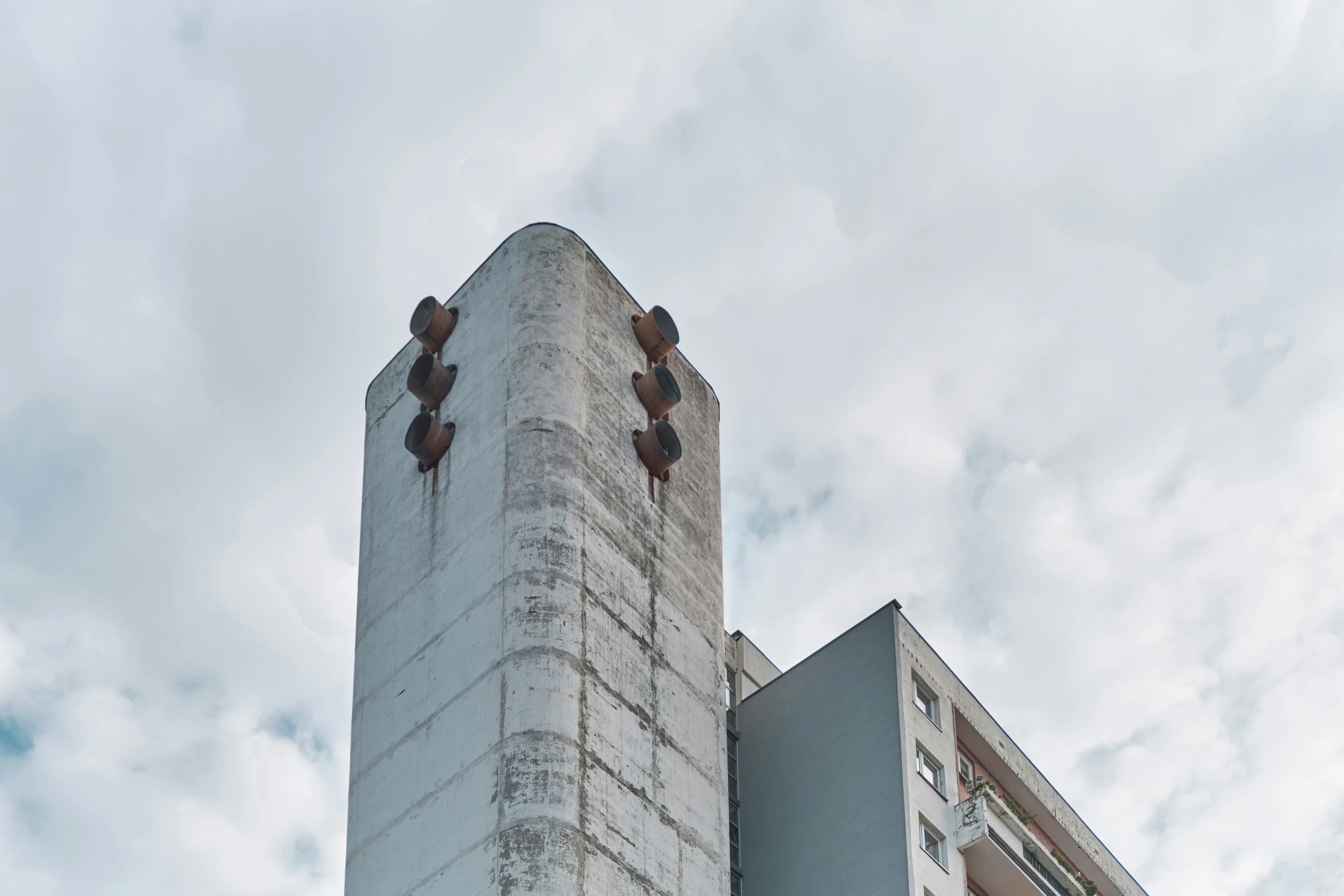 a large building that has some birds on it