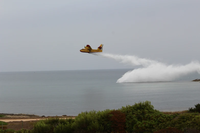 there is an airplane that is flying over the ocean