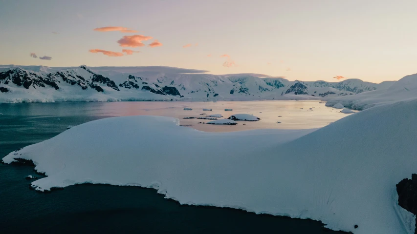 there is snow in the middle of the ocean