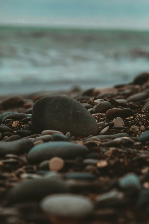 the beach is full of rocks that make up the rocky shore