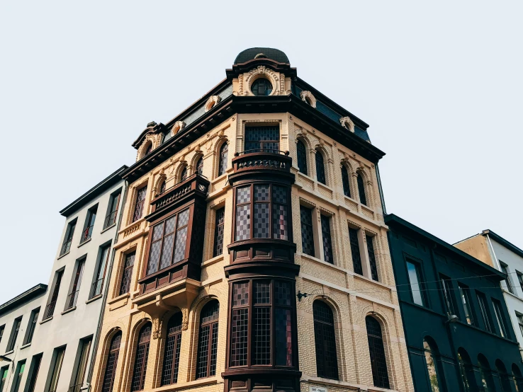 a tall building is brown and tan with lots of windows