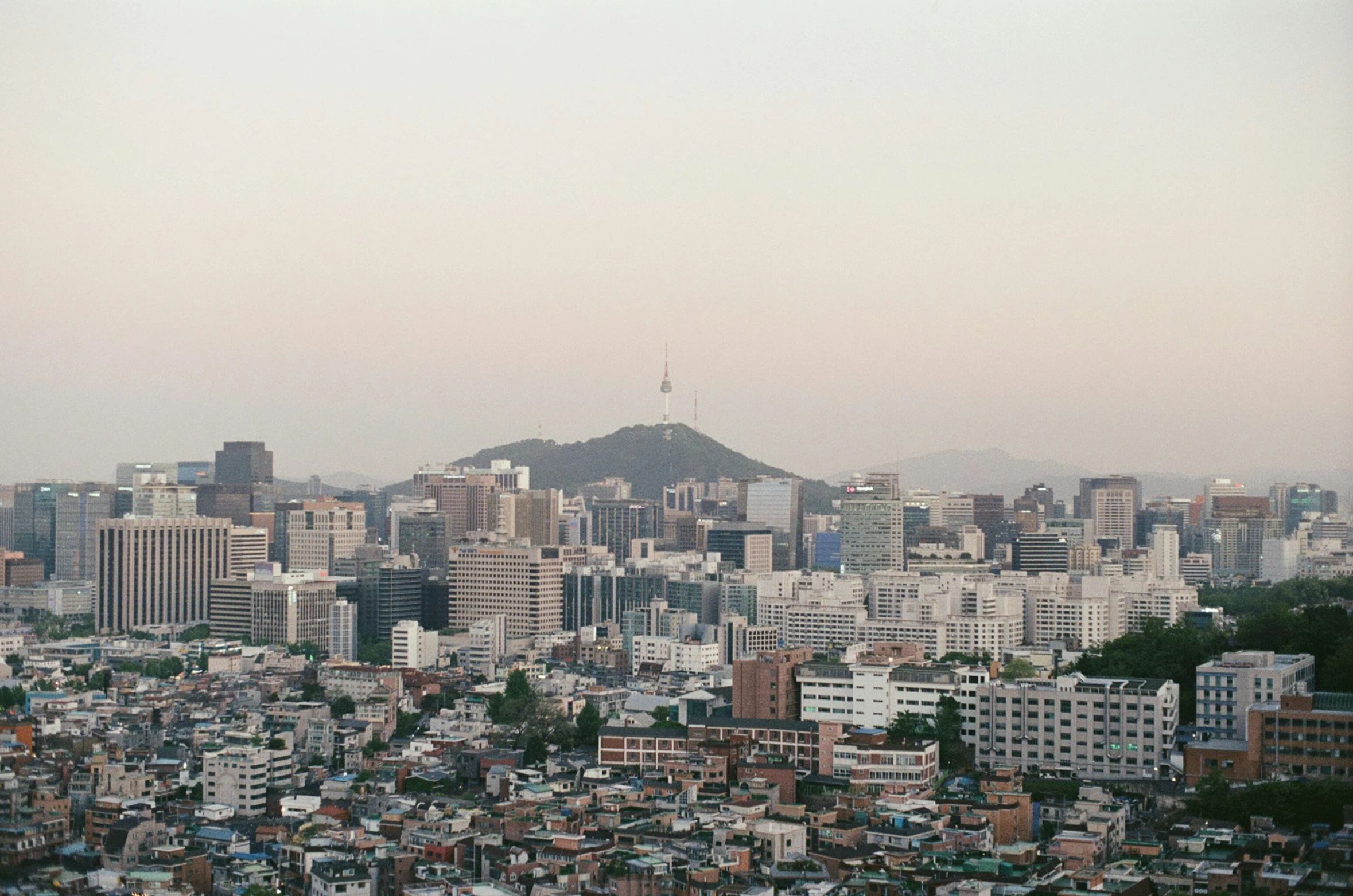 an overview po of a city with tall buildings and mountains in the distance