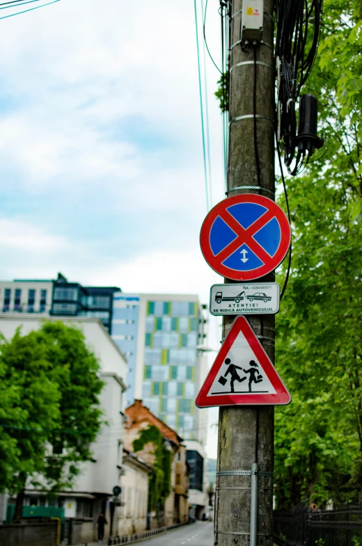 the signs are clearly visible on this street