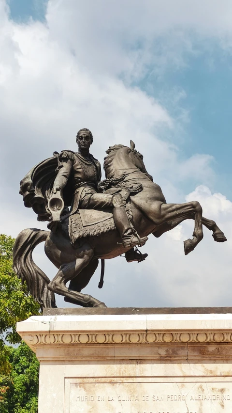 the statue of a man on a horse