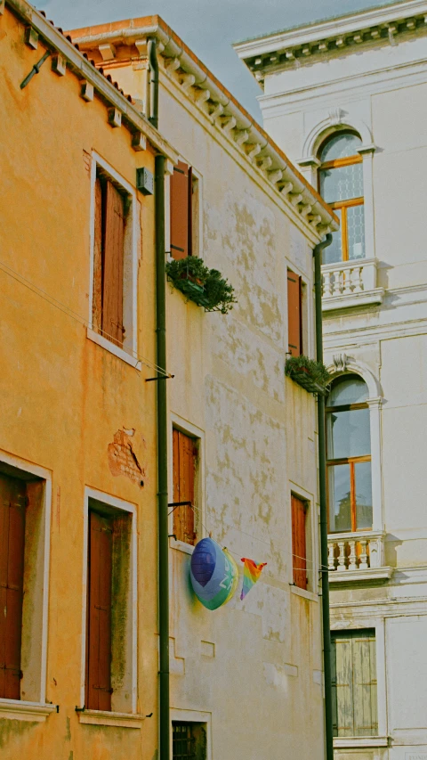 a very large building sitting next to a street