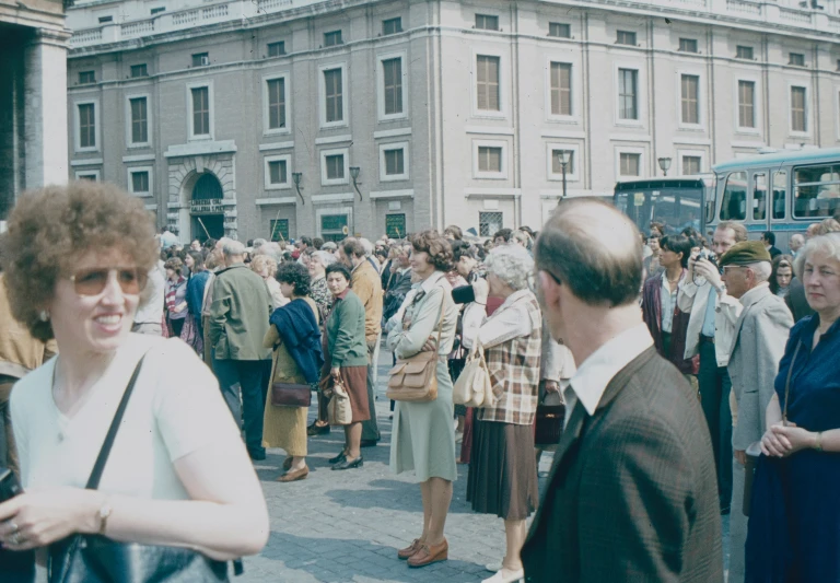 the people are standing in the crowd waiting to be taken pictures