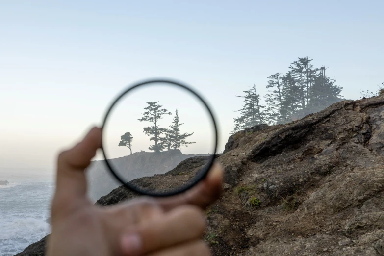 a person is holding up a circle to see soing