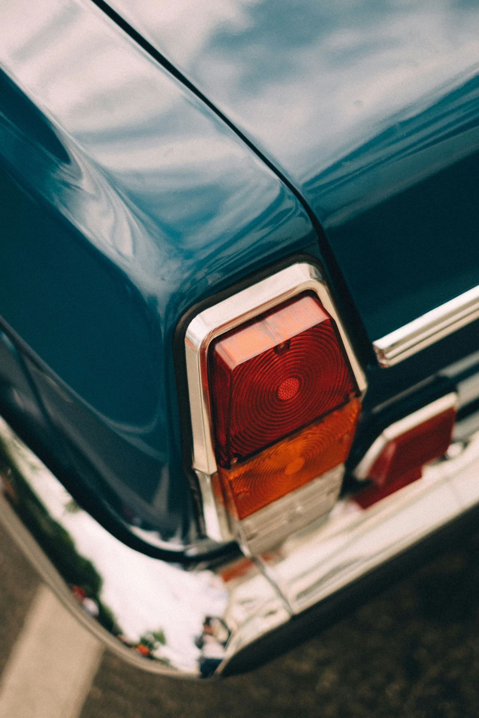 a car rear end with its window missing