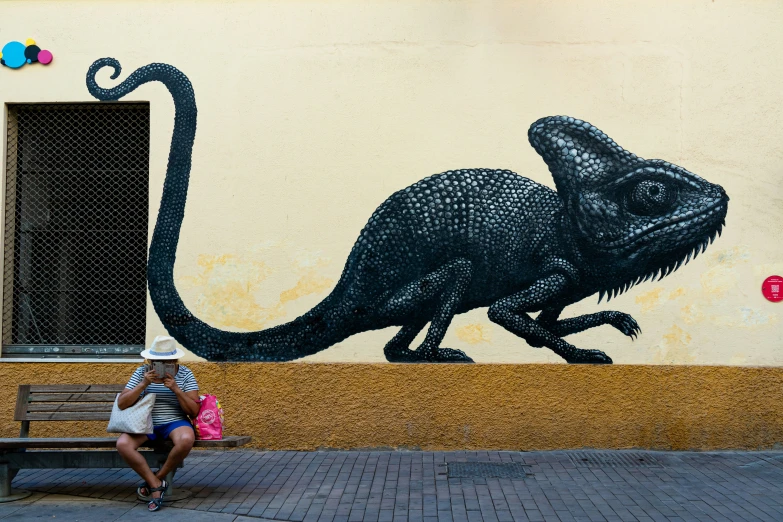 a large lizard painted on the side of a building