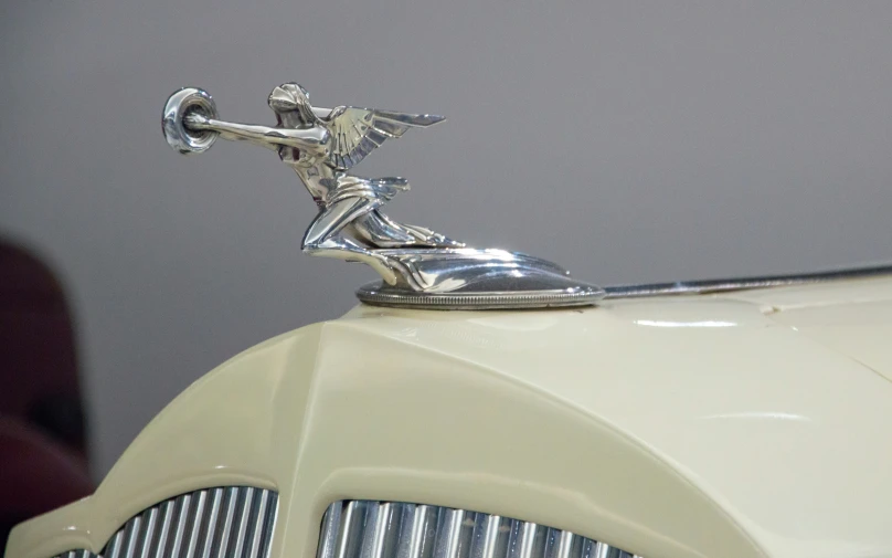 the emblem on an old car is shown