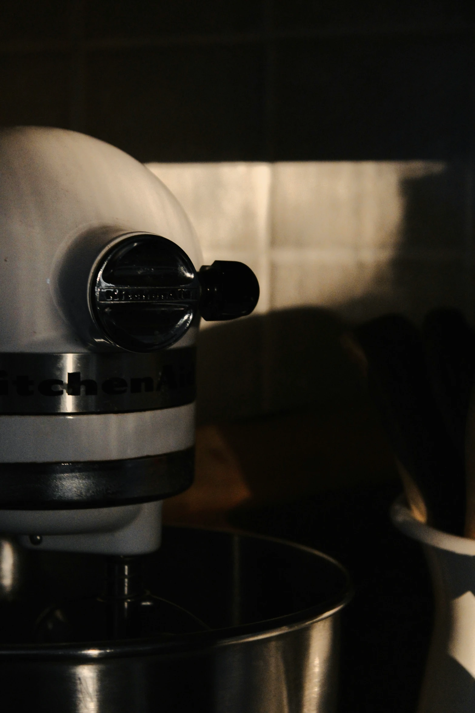 a kitchen machine that has the handle still on it