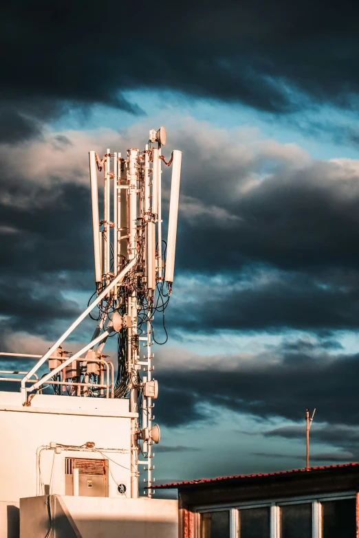 multiple antennas on top of an enclosed building