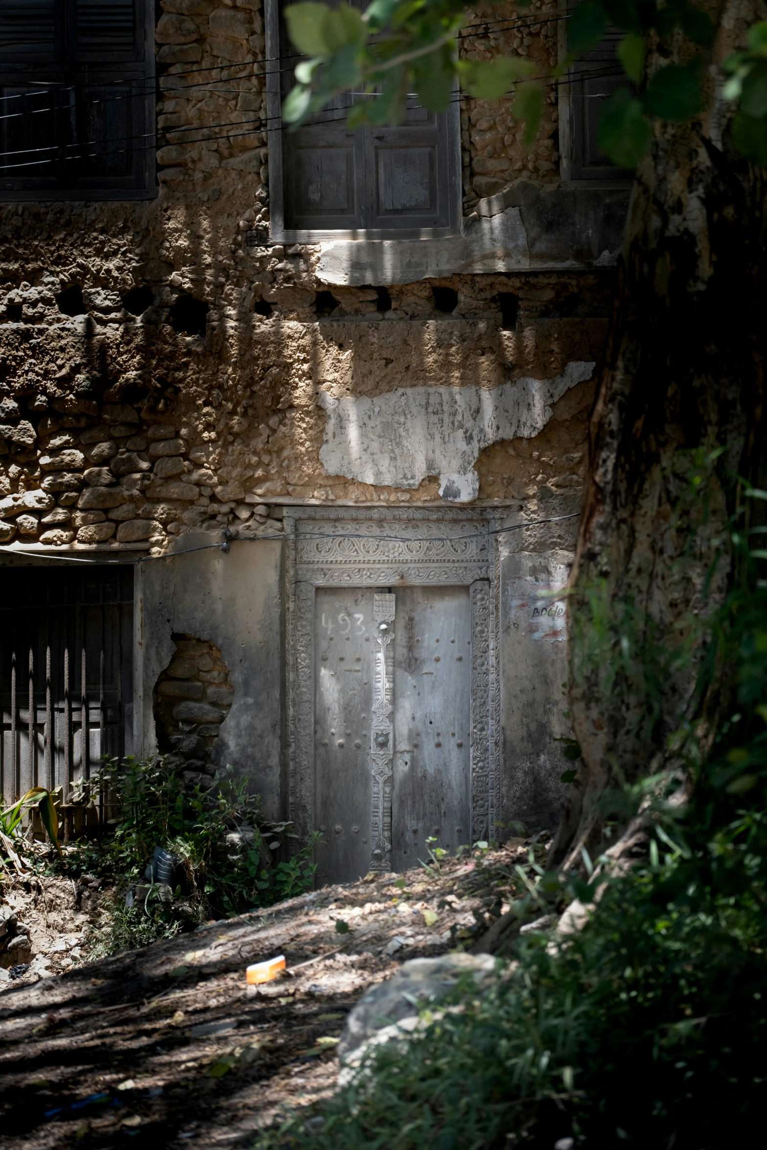 a dilapidated house that is very old and dilapidated